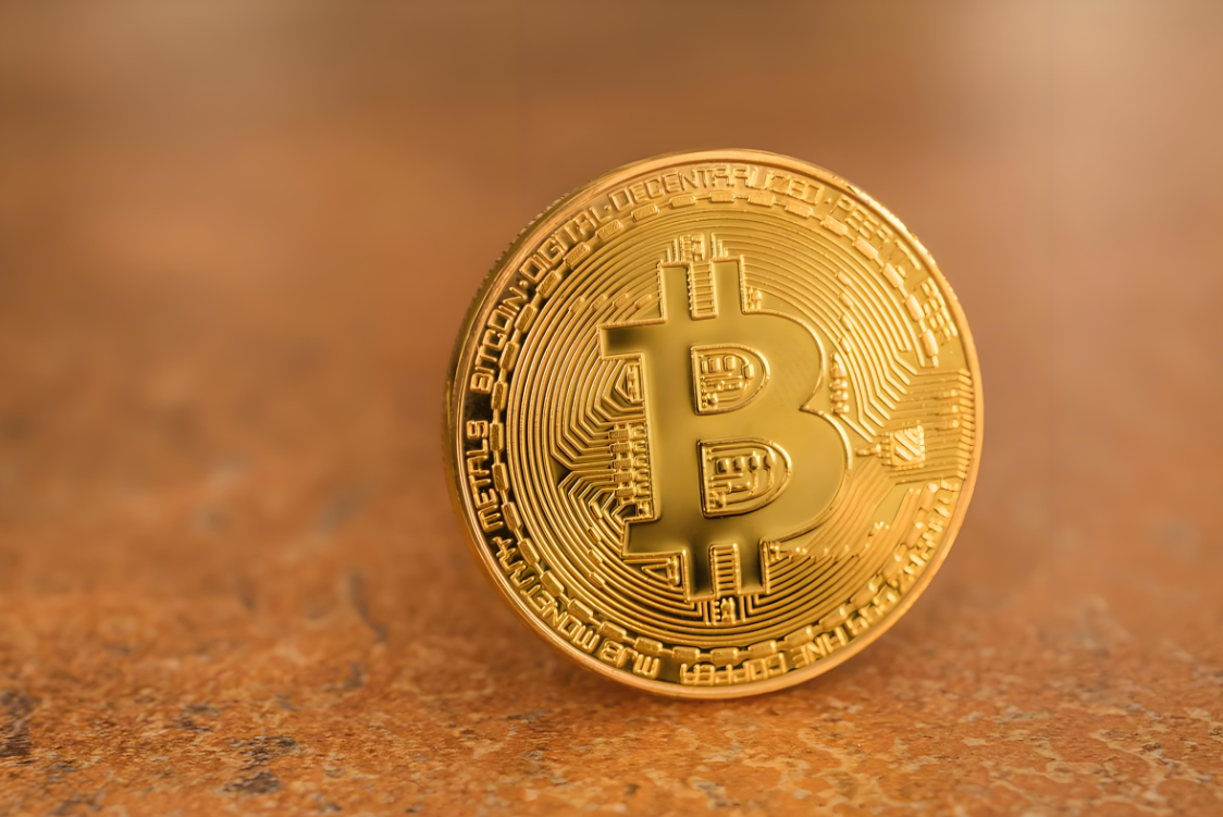 Coinbase溢价指标显示比特币稳定在11万美元上方，但市场波动压力加剧